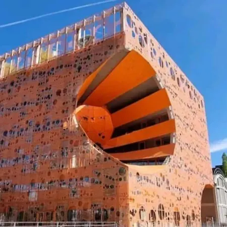 Dans Peniche Atypique Et Idyllique A Confluence Botel Lyon