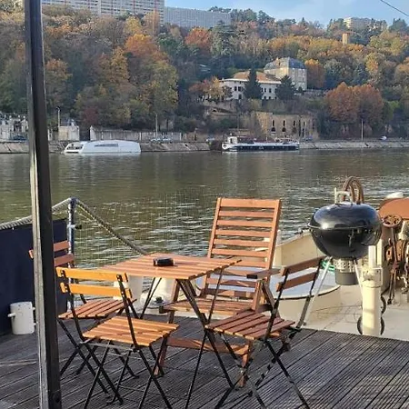 Dans Peniche Atypique Et Idyllique A Confluence Lyon